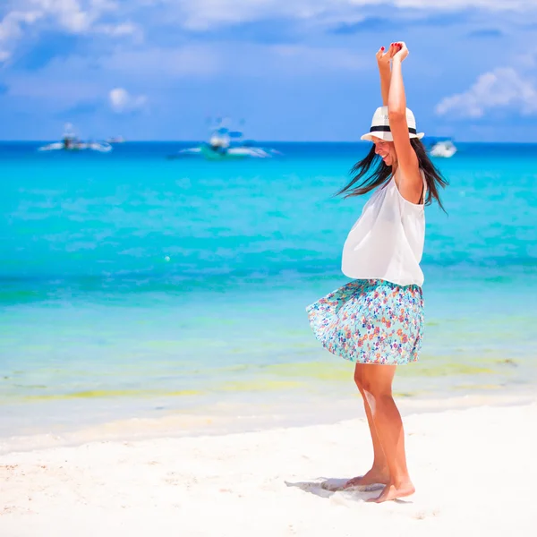Gelukkig mooi meisje tijdens strand tropische vakantie — Stockfoto