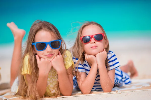 Schattige kleine meisjes tijdens de zomervakantie. Kinderen op het witte strand — Stockfoto