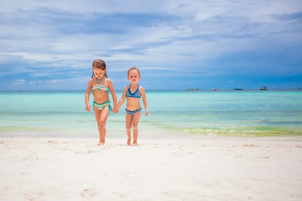 Underbara små flickor som har roligt under strandsemestern — Stockfoto