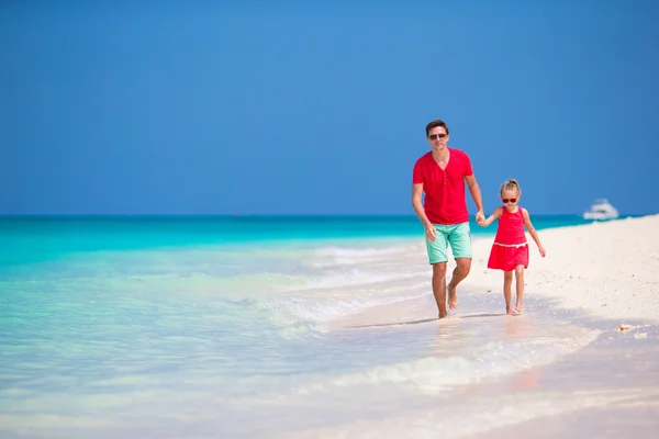Familia feliz divirtiéndose en la playa tropical blanca — Foto de Stock