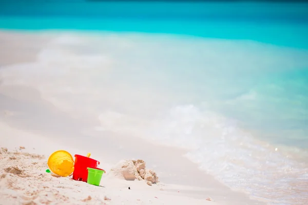 Crianças brinquedos de praia na praia de areia branca fundo turquiose água — Fotografia de Stock