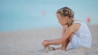 Tropikal plaj tatil sırasında oynayan sevimli küçük kız
