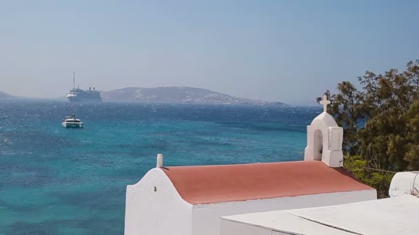 Belos detalhes da ilha grega - casa típica com paredes brancas, flores rosa e mar azul na Grécia — Vídeo de Stock