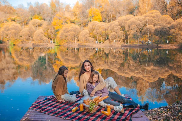 Famiglia felice su un picnic nel parco in autunno — Foto Stock