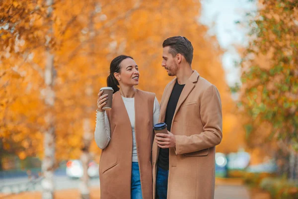 Glad familjevandring i höstparken på solig höstdag — Stockfoto