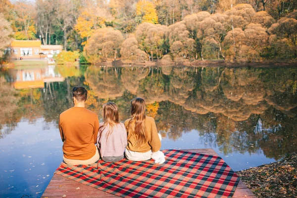 Gelukkige familie op een picknick in het park in de herfst — Stockfoto