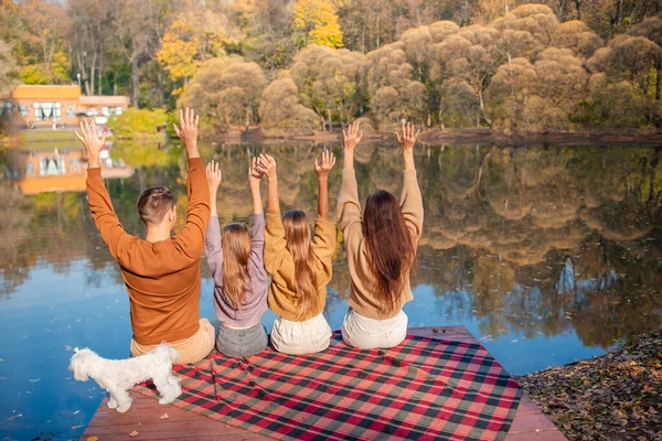 湖の近くの秋の暖かい日の美しい家族 — ストック写真
