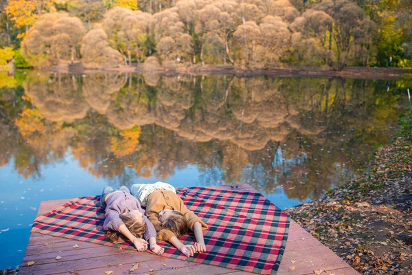Красивые девушки осенью теплый день у озера — стоковое фото