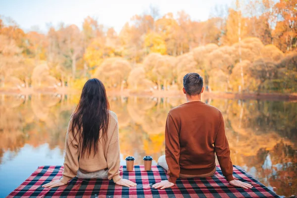 Bella famiglia in autunno calda giornata vicino al lago — Foto Stock