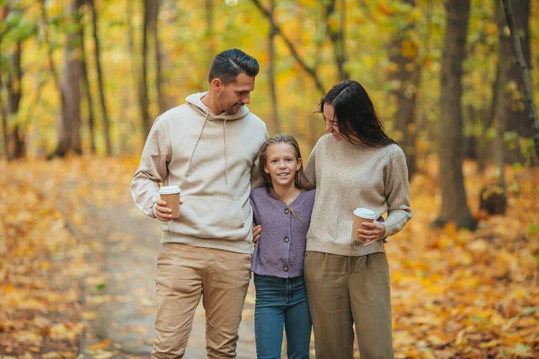 秋の3日間の幸せな家族の肖像 — ストック写真