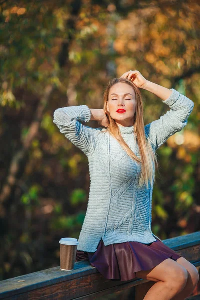 Koncepcja jesienna - piękna kobieta w jesiennym parku pod jesiennymi liśćmi — Zdjęcie stockowe