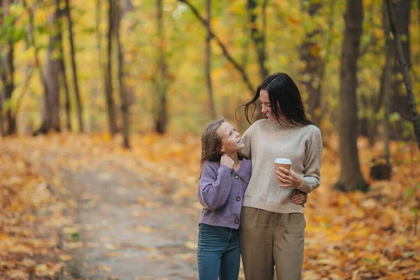 Fetiță cu mama în parc în ziua de toamnă — Fotografie, imagine de stoc