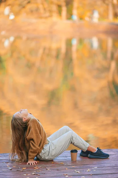 Concetto di caduta - bella ragazza nel parco autunnale sul lago — Foto Stock