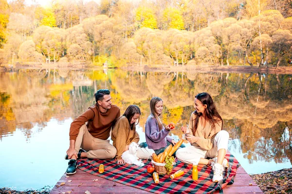 Glückliche Familie bei einem Picknick im Park im Herbst — Stockfoto