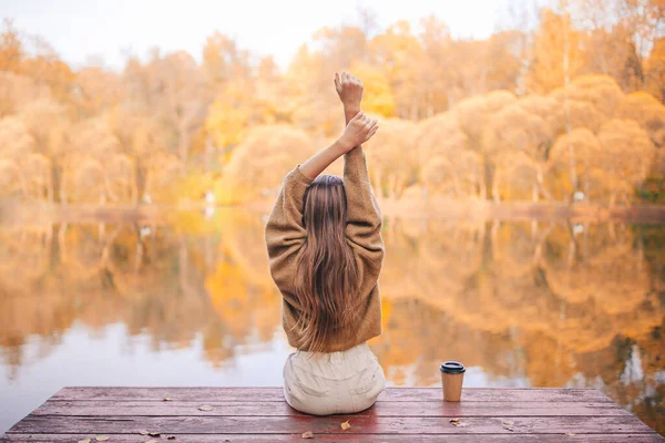 Adorabile bambina in bella giornata d'autunno all'aperto — Foto Stock