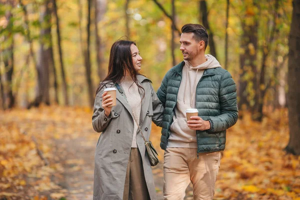 Felice passeggiata in famiglia nel parco autunnale nella soleggiata giornata autunnale — Foto Stock