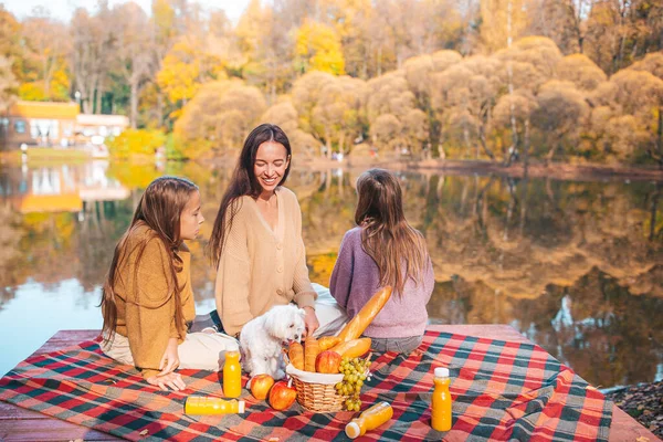 Gelukkige familie op een picknick in het park in de herfst — Stockfoto