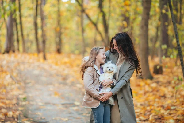 Bambina con mamma all'aperto nel parco in autunno giorno — Foto Stock