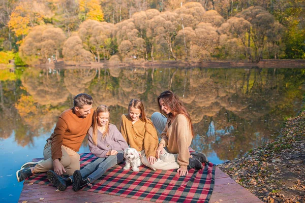 Porträt einer glücklichen Familie an einem Herbsttag — Stockfoto