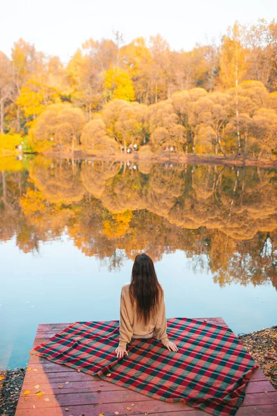 Höstkoncept - vacker kvinna dricker kaffe i höstparken under höstlövverk — Stockfoto