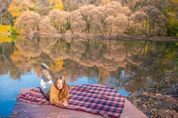 愛らしい女の子で美しい秋の日屋外 — ストック写真