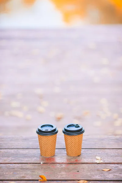 Café para ir en un muelle de madera en el lago en un día de otoño — Foto de Stock