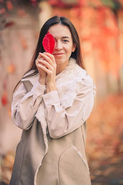 Herbstkonzept - schöne Frau im Herbstpark unter Herbstlaub — Stockfoto