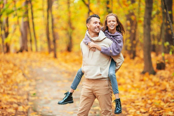 Rodzina taty i dziecka w piękny jesienny dzień w parku — Zdjęcie stockowe