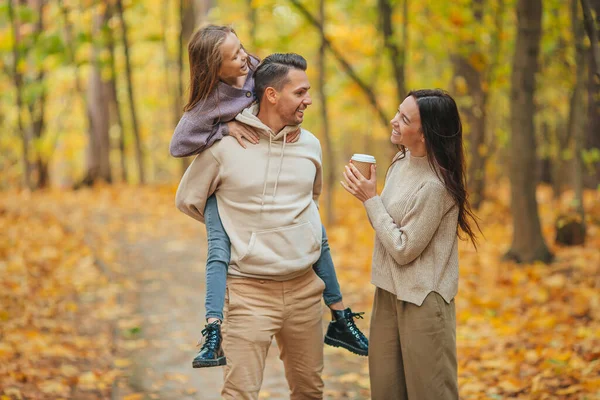 Retrato de família feliz de três no dia de outono — Fotografia de Stock