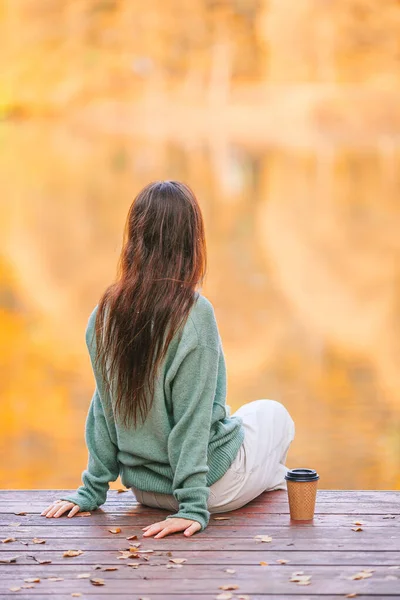 Vista posteriore della donna in bella giornata d'autunno all'aperto — Foto Stock