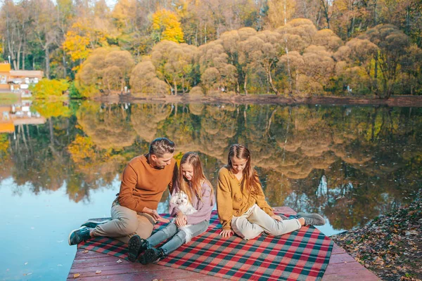 Glückliche Familie bei einem Picknick im Park im Herbst — Stockfoto