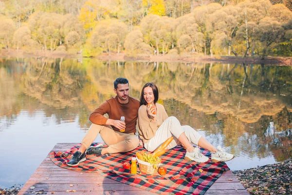 Bella famiglia in autunno calda giornata vicino al lago — Foto Stock