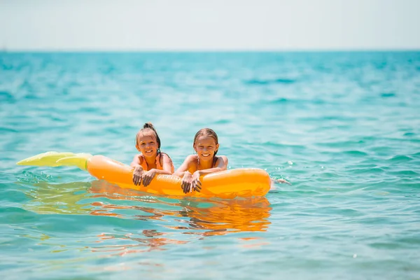 Le bambine si divertono sulla spiaggia tropicale durante le vacanze estive giocando insieme — Foto Stock