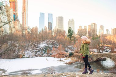 New York 'taki Central Park' ta sevimli bir kız.