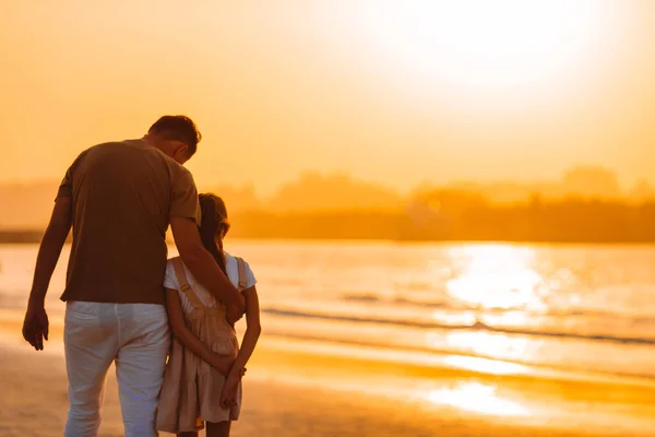 Beautiful father and daughter at the beach enjoying summer vacation. — Stock Photo, Image