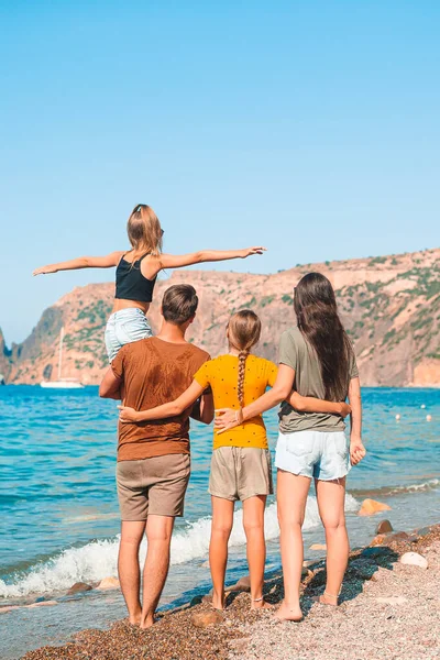 Jonge familie op vakantie hebben veel plezier — Stockfoto