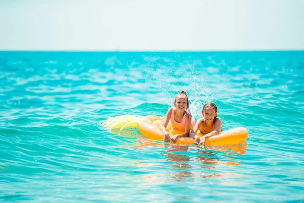 Sevimli küçük kızlar sahilde eğleniyor. — Stok fotoğraf