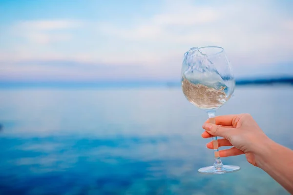 Egy pohár fehérbor a trópusi tengerparton — Stock Fotó
