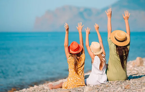 Söta små flickor och ung mor på tropisk vit strand — Stockfoto