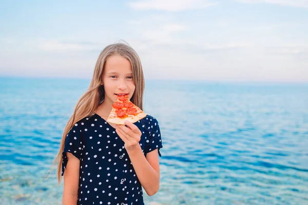 Boldog lány szórakozás a strandon, és eszik görögdinnye — Stock Fotó