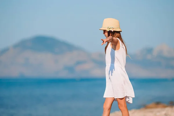 Cute little girl na plaży podczas wakacji letnich — Zdjęcie stockowe