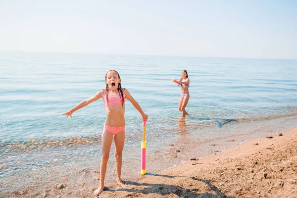 Adorabili bambini sulla spiaggia durante le vacanze estive — Foto Stock
