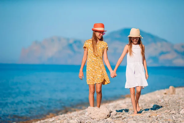 Petites filles drôles heureux ont beaucoup de plaisir à la plage tropicale jouer ensemble — Photo