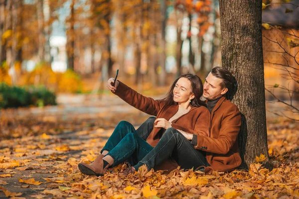 Glückliche Familienwanderung im Herbstpark an sonnigem Herbsttag — Stockfoto