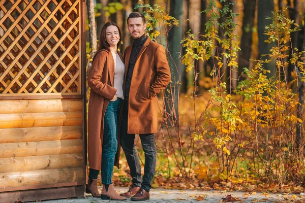 Familia feliz caminando en el parque de otoño en el soleado día de otoño —  Fotos de Stock