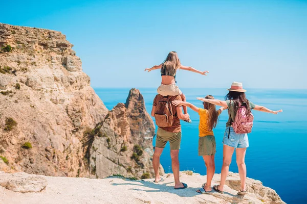 Familia feliz de vacaciones en las montañas — Foto de Stock