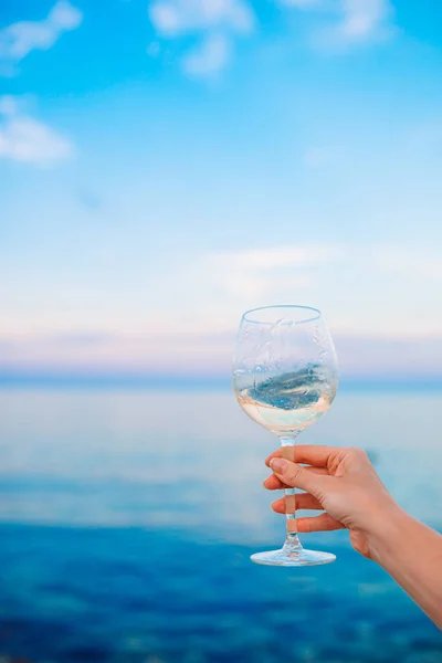 Glass of white wine on tropical beach — Stock Photo, Image