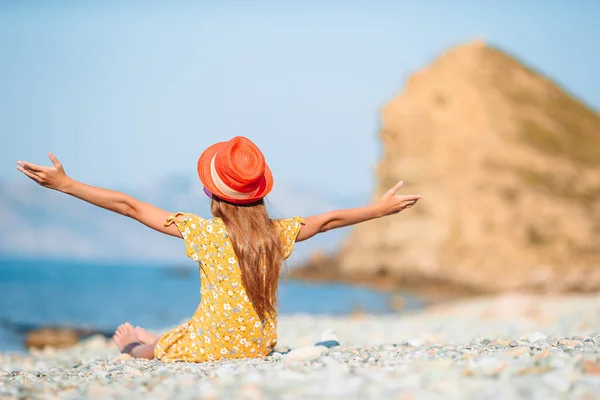 Petite fille mignonne à la plage pendant les vacances d'été — Photo