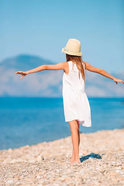 Söt liten flicka på stranden under sommarlovet — Stockfoto