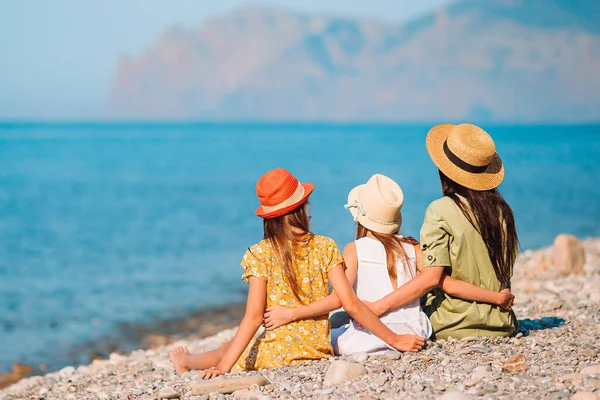 Adorables petites filles et jeune mère sur la plage blanche tropicale — Photo